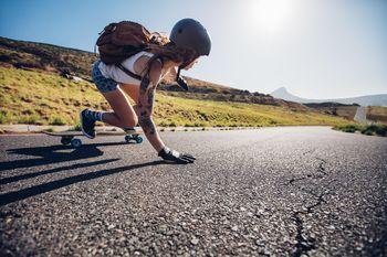 Dziewczyna zjeżdżająca na longboardzie