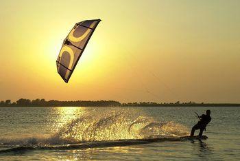 Kitesurfing o zachodzie słońca