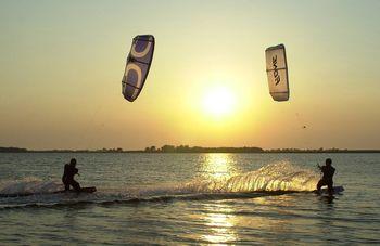 Ludzie uprawiający kitesurfing