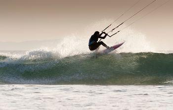 Mężczyzna uprawiający kitesurfing