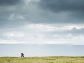 Poranny jogging nad jeziorem