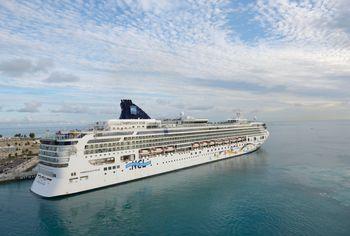 Statek wycieczkowy zadokowany w King's Wharf, Bermudy