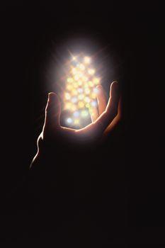 Światło na dłoni