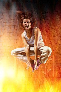 Tańcząca dziewczyna nad ogniem