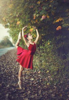 Tańcząca dziewczynka na skraju lasu