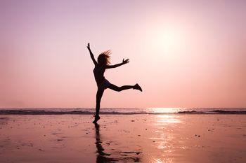 Taniec na brzegu morza