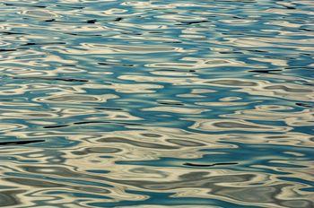 Turkusowa falująca woda