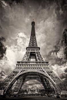 Widok z dołu na Wieżę Eiffla