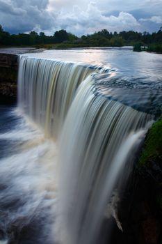 Woda przepływająca przez wodospad Jagala w Estonii