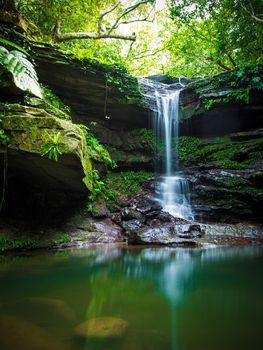 Wodospad spływający do jeziora