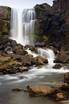 Wodospad spływający wśród skał