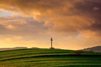 Wschód słońca w Beskidach z krzyżem
