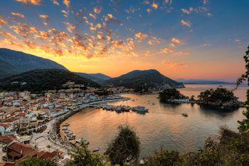  Wschód słońca w zatoce Parga, Grecja