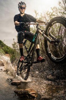 Wyczynowa jazda na rowerze po górach