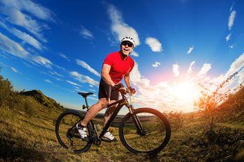 Zadowolony mężczyzna na rowerze