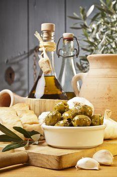 Zielone oliwki w porcelanowym naczyniu