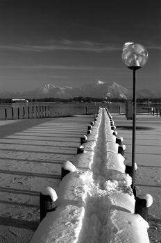 Zimowy krajobraz z widokiem na góry 