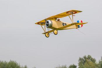 Żółty samolot dwupłatowy