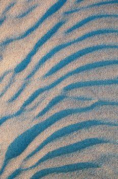 Niebieski kształt na piasku