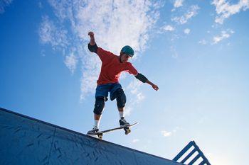 Chłopak jeżdżący na rampie