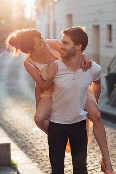 Chłopak niosący swoją dziewczynę na barana