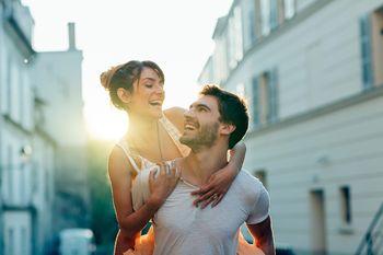 Chłopak niosący swoją dziewczynę na plecach