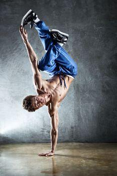 Chłopak tańczący breakdeance