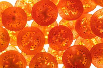 Czerwone plastry pomidorów