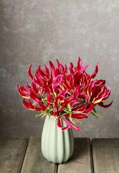 Czerwony bukiet w donicy
