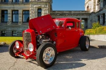Czerwony zabytkowy samochód