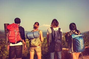 Czwórka przyjaciół zmierzająca na biwak