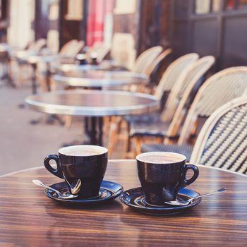 Dwie filiżanki kawy na stoliku kawiarnianym