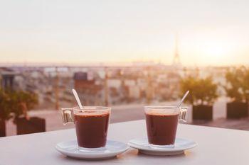 Kawa z widokiem na Paryż