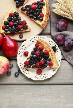 Tarta z owocami leśnymi na białym talerzu