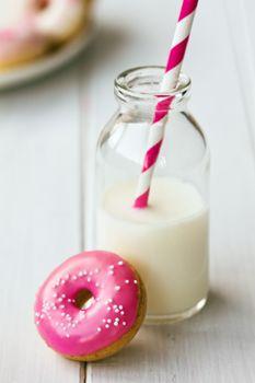 Pączek i mleko w butelce