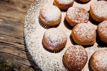 Pączki posypane z cukrem pudrem