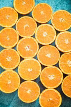 Połówki pomarańczy na niebieskim tle