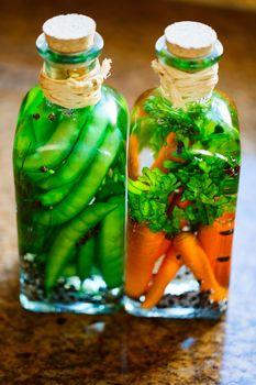Świeże warzywa w butelkach