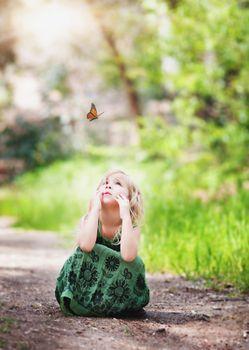 Mała dziewczynka patrząca na motyla