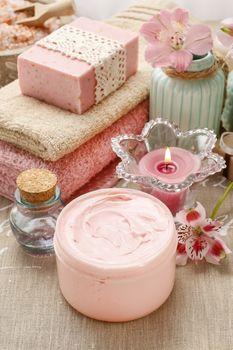 Różowy balsam do ciała w naczyniu