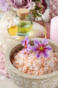 Sól morska w misce z kwiatem