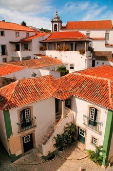 Domy z czerwonymi dachami