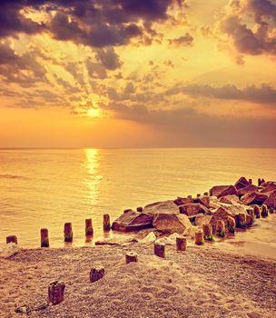 Dramatyczny zachód słońca nad plażą. Retro