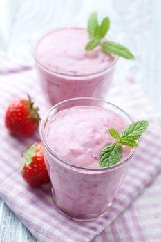 Dwa jogurty truskawkowe