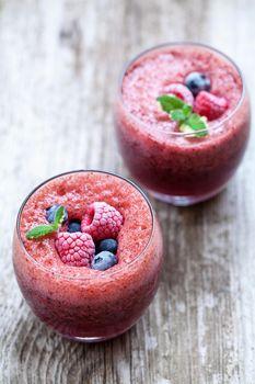 Dwa koktajle malinowo borówkowe