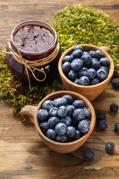 Dwa kubki borówek i dżem