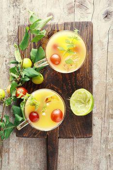 Dwa świeże soki owocowe