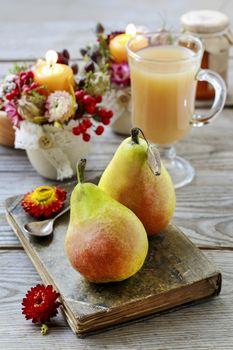 Dwie gruszki na książce