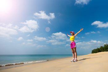 Dziewczyna biegająca po plaży