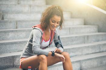 Dziewczyna odpoczywająca po bieganiu